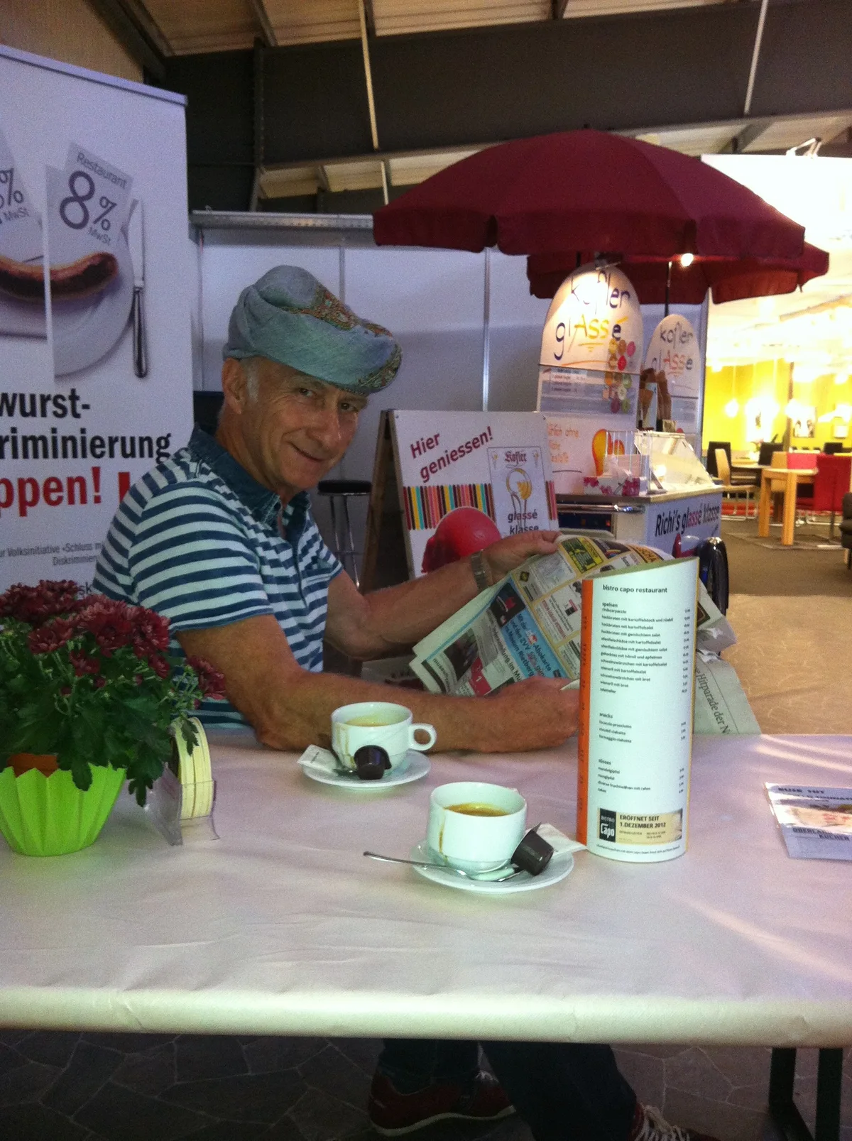 Auch Richard Kofler braucht mal eine Pause – hier mit dem bekannten blauen Turban. Man sieht Kofler eine Zeitung lesen, und er trägt dabei sein blauen Turban.